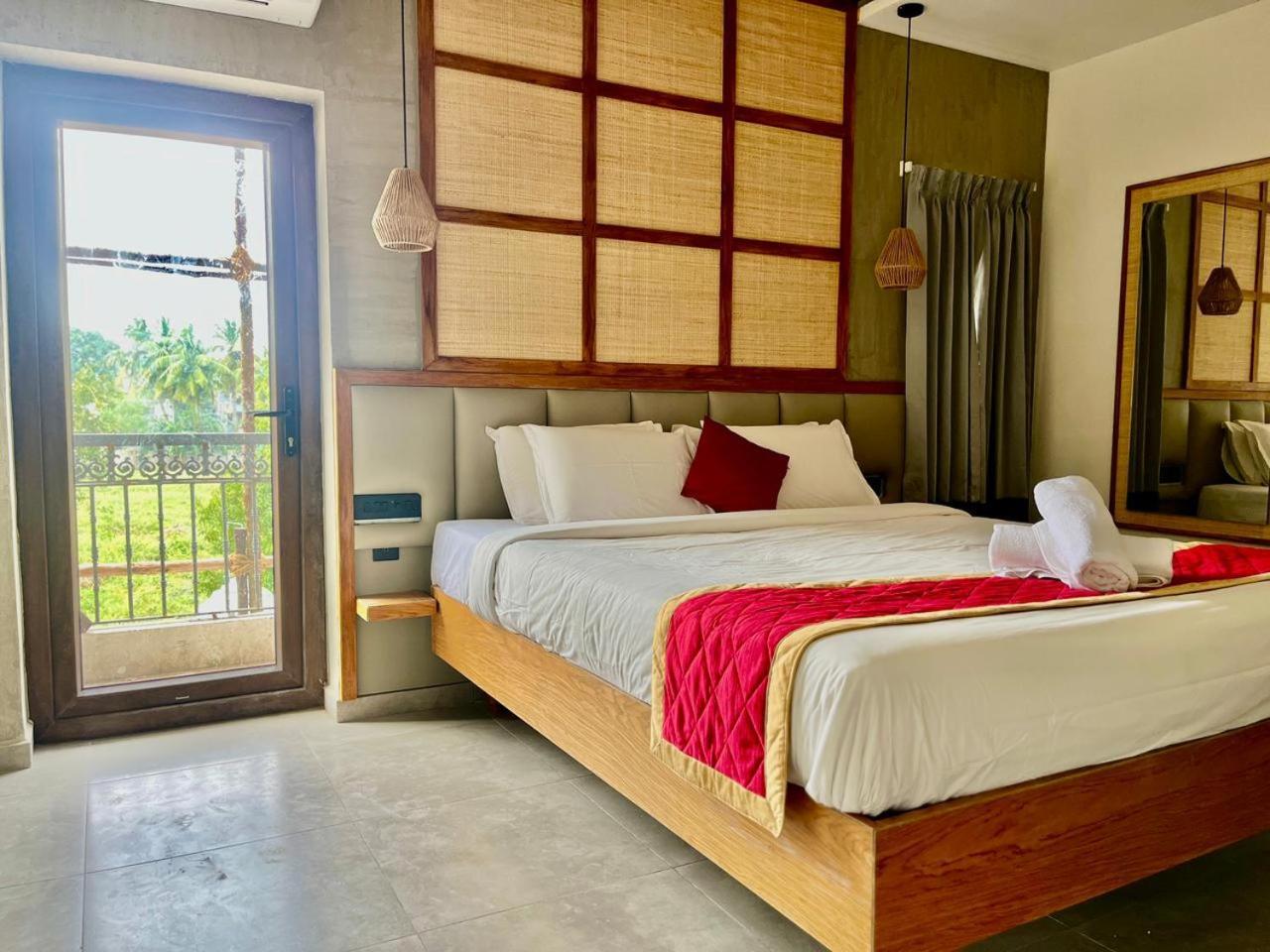 Hotel Castle Manor - Auroville Beach Puducherry Eksteriør billede